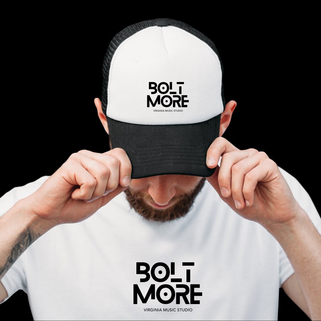 topi dan baju dengan logo boltmore